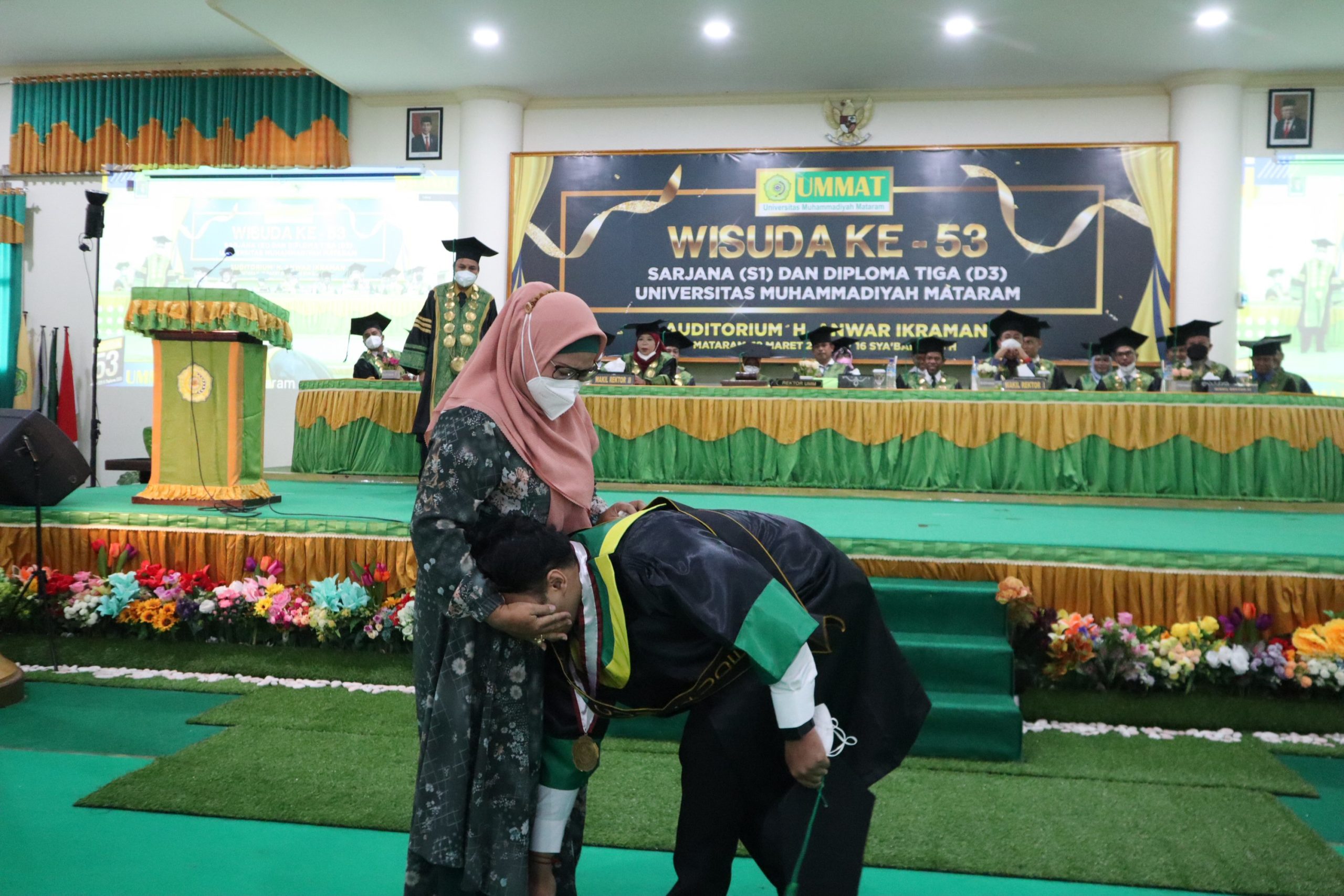 WISUDA OFFLINE KE-53 UMMAT DISAMBUT GEMBIRA OLEH ORANG TUA WISUDAWAN