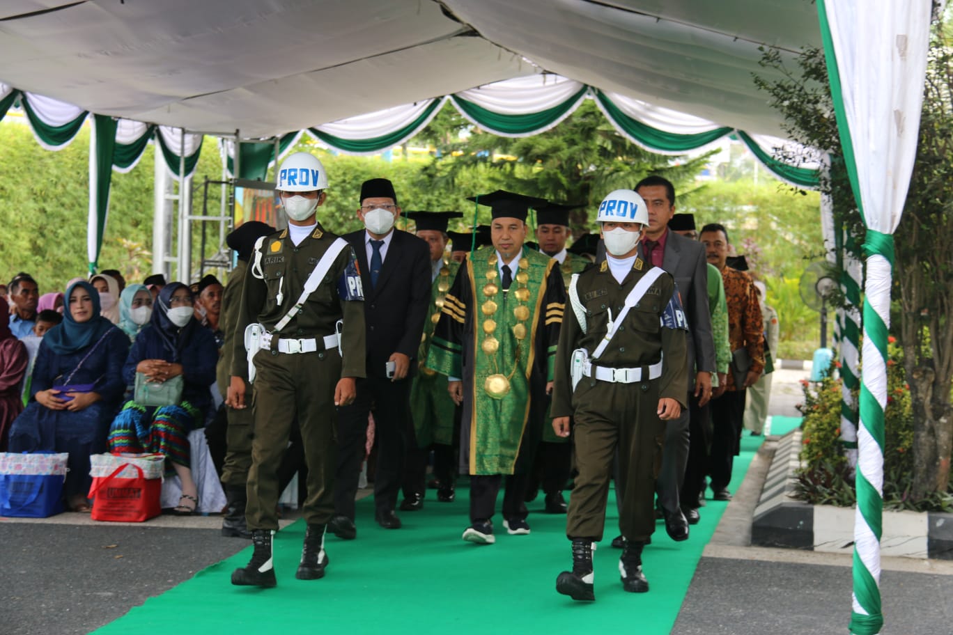 WISUDA OFFLINE KE-54 UMMAT DISAMBUT GEMBIRA OLEH ORANG TUA WISUDAWAN