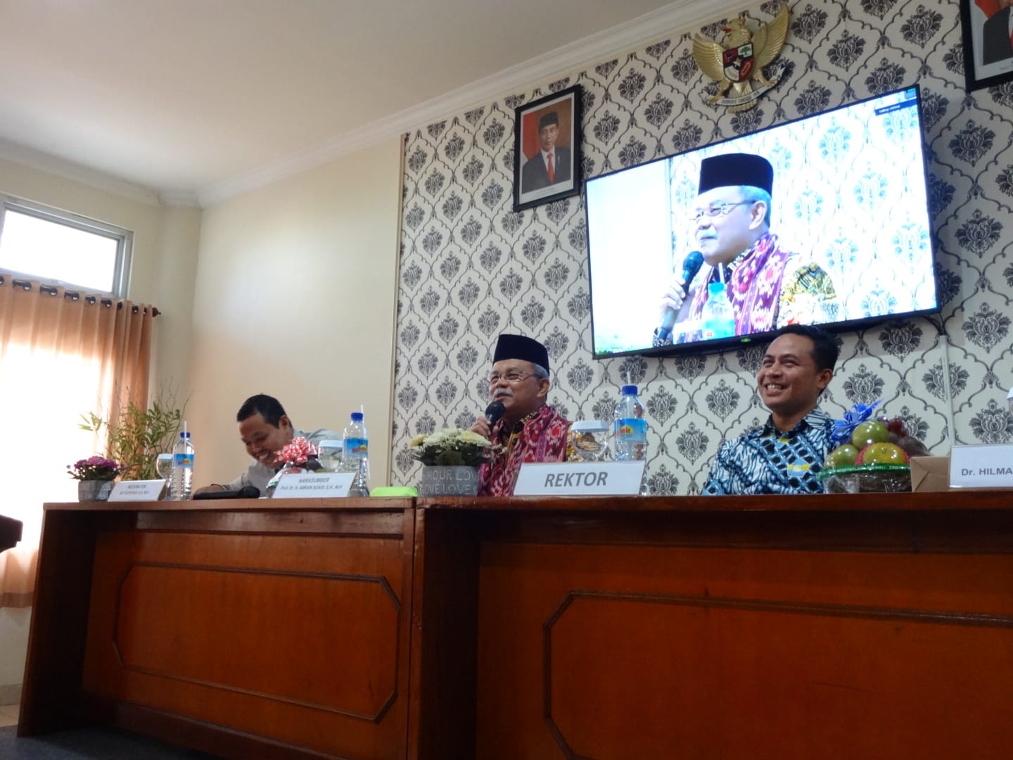 MEMBANGUN NALAR MAHASISWA YANG KRITIS, FAKULTAS HUKUM UMMAT, GELAR KULIAH UMUM DAN PAKAR DENGAN MENGHADIRKAN KETUA KAMAR AGAMA MA-RI, PROF. DR. DRS. H. AMRAN SAUDI, S.H., M.HUM., M.M