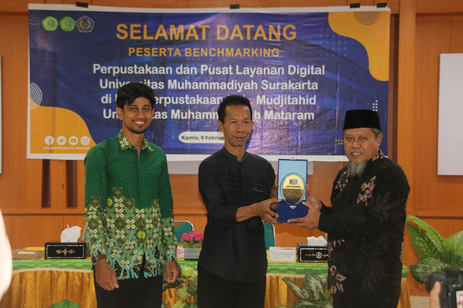 BENCHMARKING UPT PERPUSTAKAAN UNIVERSITAS MUHAMMADIYAH SURAKARTA (UMS) DENGAN UPT PERPUSTAKAAN UNIVERSITAS MUHAMMADIYAH MATARAM (UMMAT)