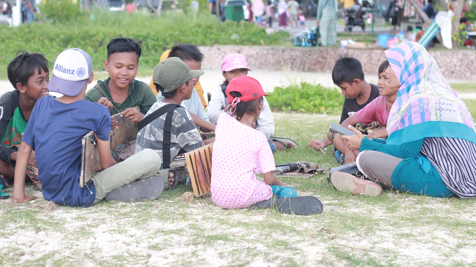 UPT P3B UMMAT BEKERJASAMA DENGAN AUSTRALIA AWARDS MENGGELAR PEMBINAAN KAMPUNG BAHASA DI DESA WISATA UNTUK ANAK-ANAK PESISIR PANTAI