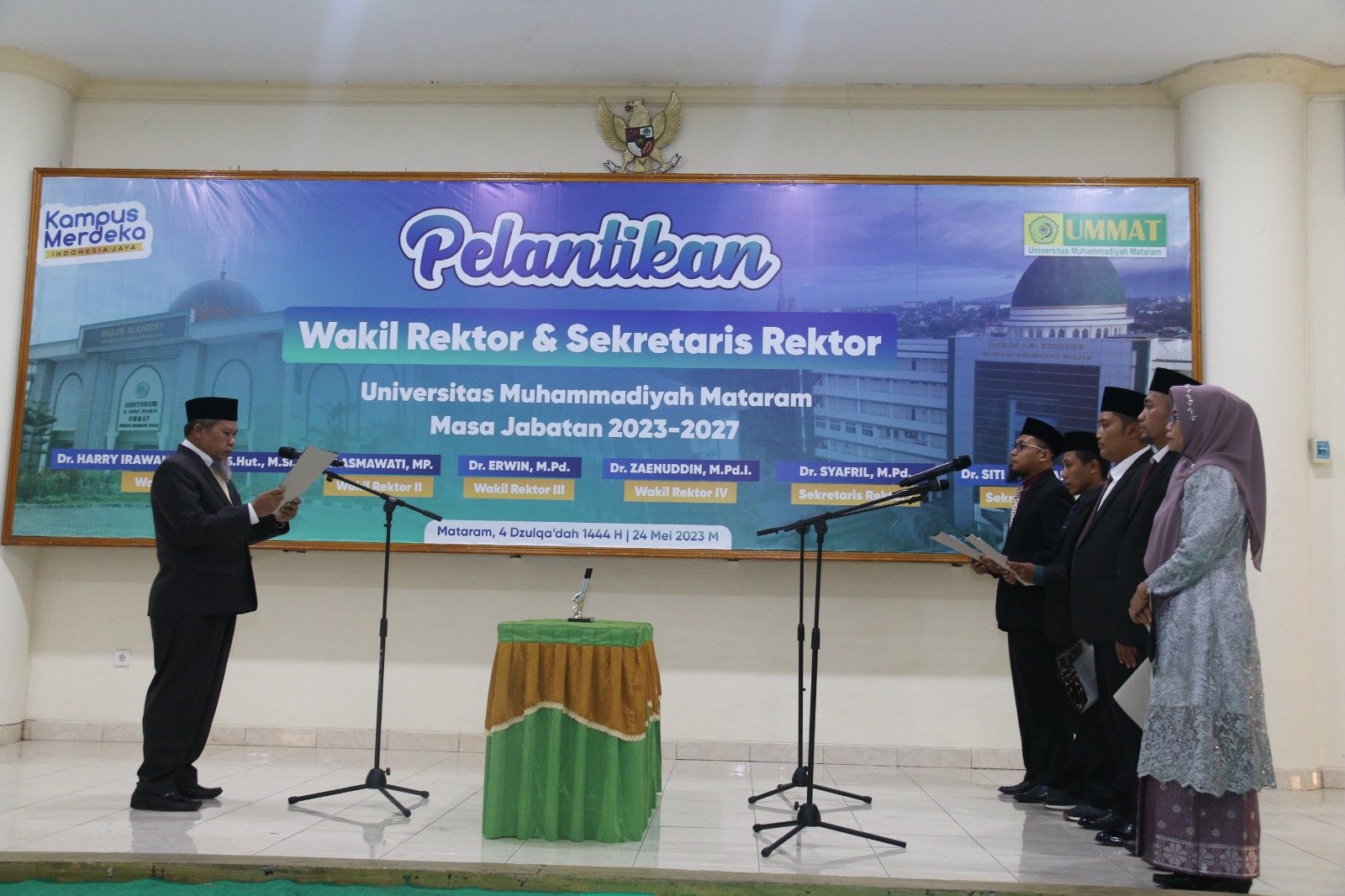 UMMAT GELAR PELANTIKAN DAN SERAH TERIMA JABATAN WAKIL REKTOR DAN SEKRETARIS REKTOR PERIODE 2023-2027