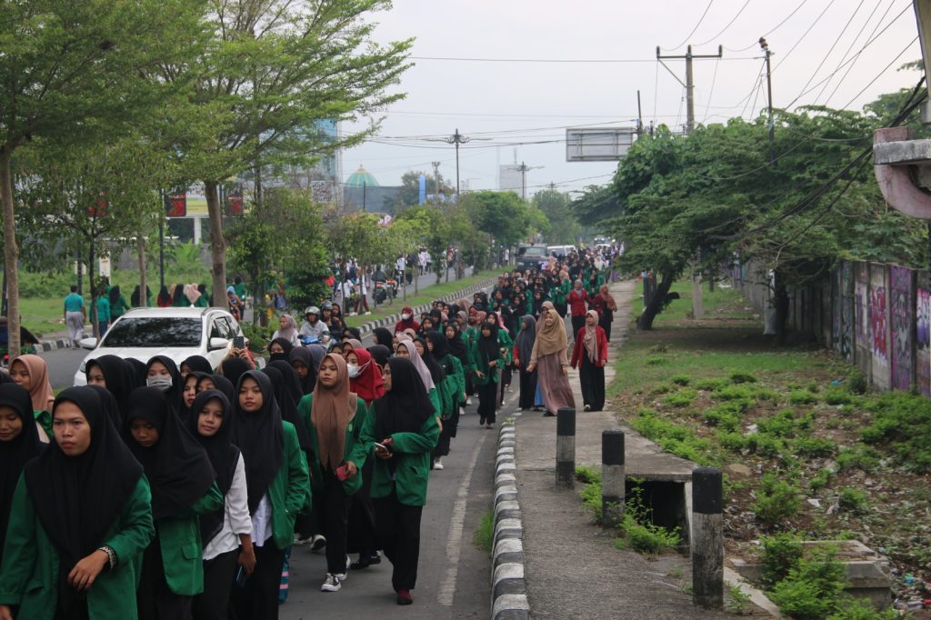Foto Ribuan Peserta Jalan Sehat Milad Muhammadiyah ke-111 UMMAT