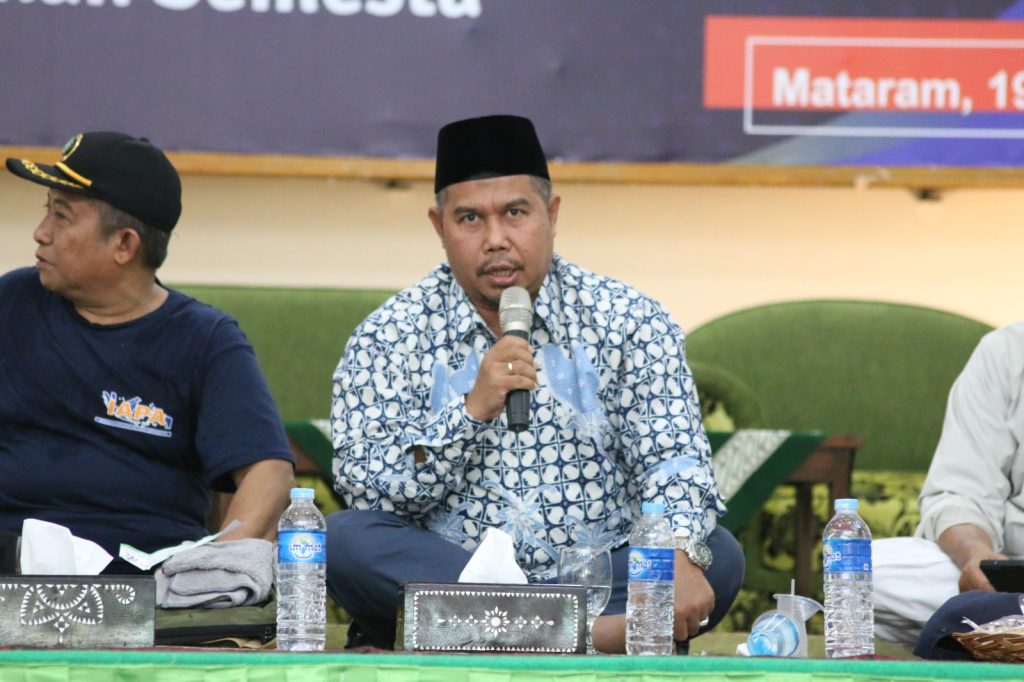 Sekretaris PWM NTB Prof. Dr. Subhan Abdullah Acim, MA. menyampaikan materi dalam Kaji-Mu spesial Milad Muhammadiyah ke-111
