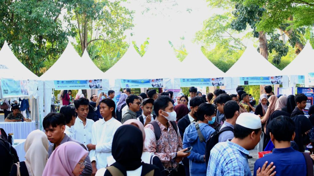 Ratusan Pencaker Serbu Job Fair UMMAT–Disnakertrans NTB, Ribuan Peluang Kerja Diperebutkan