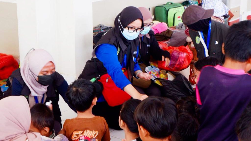 Trauma Healing Lewat Permainan Edukatif: Tim Medis UMMAT Hadirkan Edukasi PHBS dan Kesehatan Reproduksi bagi Ibu dan Anak Terdampak Banjir Aceh Tamiang