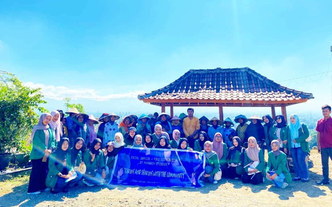 Belajar Kemanusiaan di Tengah Tumpukan Sampah, D3 Farmasi UMMAT Berbagi Sembako di TPA Kebun Kongok